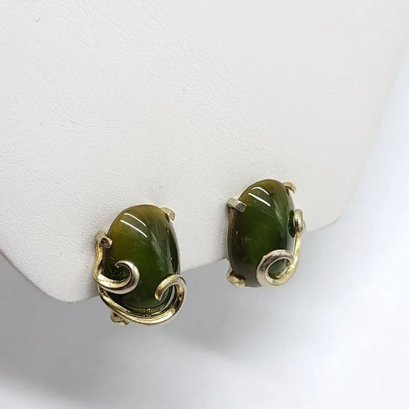 Whiting Davis Co Gold Tone Green Faux Tiger Eye Swirl Clip On Earrings Vintage - Picture 3 of 4